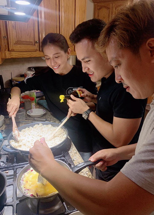 "Đi làm về, cậu ấy vẫn tự đi chợ mua đồ về nhà nấu ăn, tự dọn dẹp nhà cửa, giặt quần áo", anh trai của Trường Giang chia sẻ.