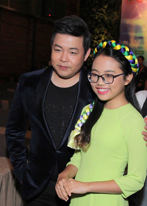 Phương Mỹ Chi cho rằng bản thân đã học hỏi được nhiều và đến lúc tập tự đứng trên đôi chân của mình. Dù không còn thuộc công ty quản lý của Quang Lê nhưng em vẫn rất trân trọng bố nuôi. Ảnh: Khám phá Mời quý độc giả xem video "Phương Mỹ Chi ký hợp đồng độc quyền với công ty ca sĩ Quang Lê". Nguồn VTC