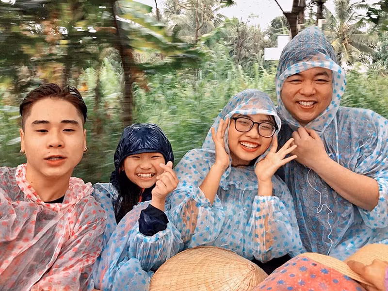 Mối quan hệ với Quang Lê khá tốt đẹp nhưng Phương Mỹ Chi không tiếp tục ký hợp đồng sau 6 năm.