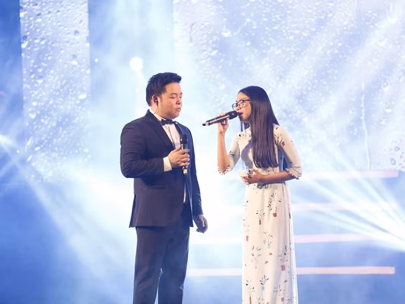 Phương Mỹ Chi cho biết, cô quyết định rời công ty vì bản thân nhận thấy ước mơ, đam mê nghệ thuật trong mình càng lớn. Cô mong muốn được làm nhiều thứ, thử sức thêm, mạo hiểm bước ra khỏi vùng an toàn để đến với những điều mới mẻ hơn.