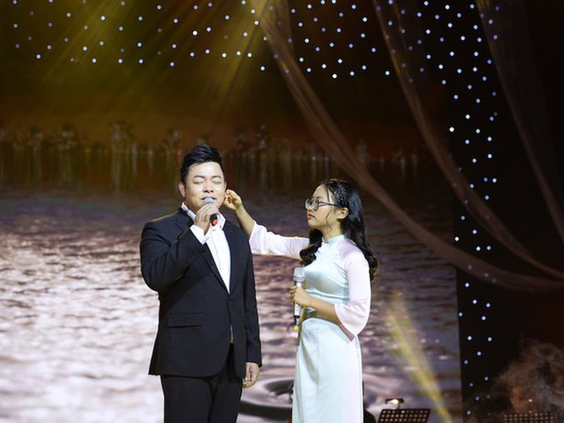 Tình cảm giữa cặp bố con nuôi Quang Lê và Phương Mỹ Chi khá tốt đẹp trong 6 năm qua.