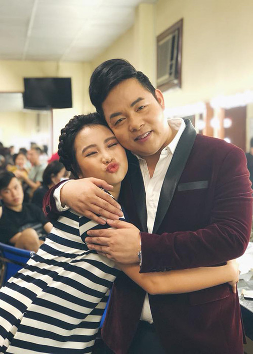 Khi Phương Mỹ Chi bị chê ăn mặc hở hang, Quang Lê cho rằng việc con gái nuôi mặc áo hở eo là điều rất bình thường. “Người ta đi biển họ mặc hai mảnh, con tôi mặc vậy là quá kín đáo và cổ rồi”, nam ca sĩ chia sẻ.