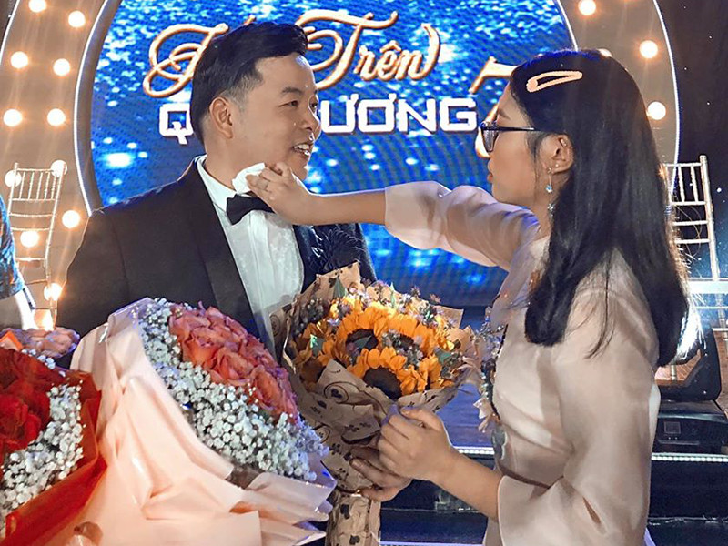 Chia sẻ hình ảnh ân cần chăm sóc bố nuôi, Phương Mỹ viết: "Hôm qua thấy ba mệt mỏi, tất bật lo cho chương trình tâm huyết nhất của mình, con thấy thương ba lắm! Suốt cả chương trình con cũng không dám nói chuyện với ba nhiều, vì con biết ba cần thời gian để lo cho mọi thứ. Con cũng ít khi nào thể hiện tình cảm với ba, nên con chỉ dùng hành động của mình để làm những điều cần nhất cho ba. Ba luôn là 1 người đặc biệt trong bước đường nghệ thuật của con, và dù sau này có ra sao, ba hãy nhớ luôn có con gái ở bên ba".