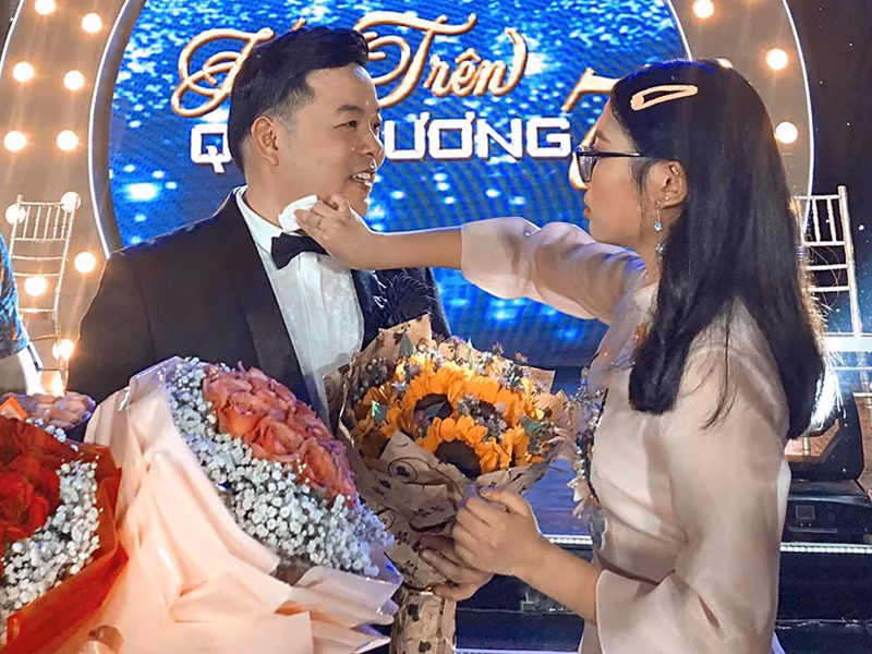 Chia sẻ hình ảnh ân cần chăm sóc bố nuôi, Phương Mỹ viết: "Hôm qua thấy ba mệt mỏi, tất bật lo cho chương trình tâm huyết nhất của mình, con thấy thương ba lắm! Suốt cả chương trình con cũng không dám nói chuyện với ba nhiều, vì con biết ba cần thời gian để lo cho mọi thứ. Con cũng ít khi nào thể hiện tình cảm với ba, nên con chỉ dùng hành động của mình để làm những điều cần nhất cho ba. Ba luôn là 1 người đặc biệt trong bước đường nghệ thuật của con, và dù sau này có ra sao, ba hãy nhớ luôn có con gái ở bên ba".