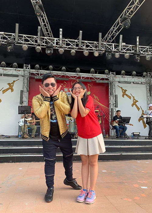 Quang Lê tỏ ra khá chiều chuộng Phương Mỹ Chi khi sẵn sàng tạo dáng chụp ảnh cùng con nuôi.