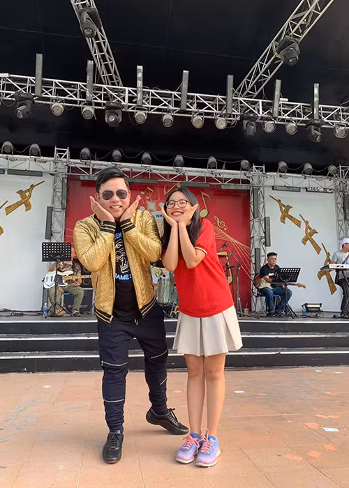 Quang Lê tỏ ra khá chiều chuộng Phương Mỹ Chi khi sẵn sàng tạo dáng chụp ảnh cùng con nuôi.