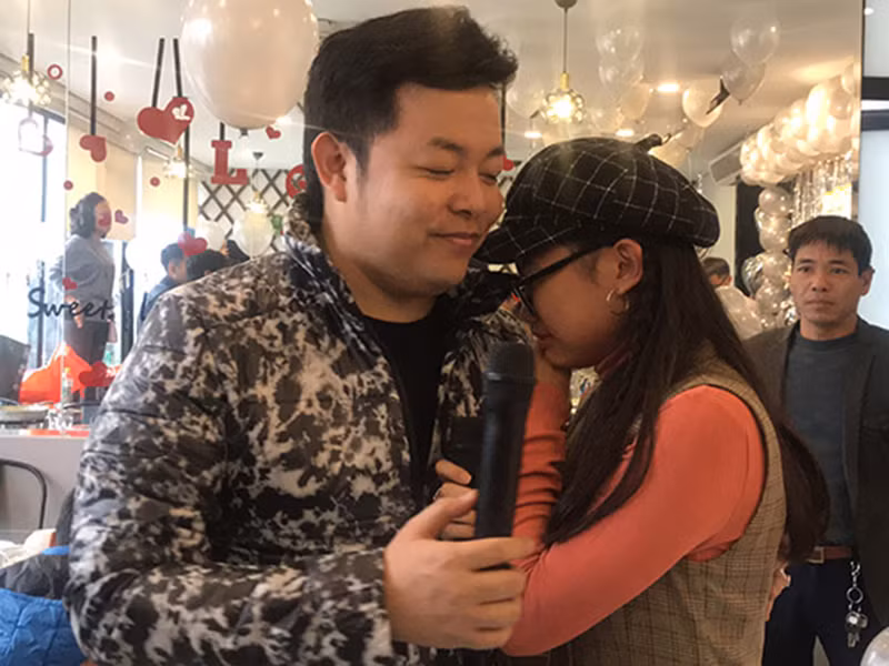 Quang Lê cho rằng nhiều khán giả đã quá hà khắc trong việc nhận xét chê khen một cô gái nhỏ. “Không lẽ mặc áo bà ba ra biển bắt dã tràng thì mọi người mới vui ư? Ăn mặc đúng điệu thôi chứ, không thì lên rừng ở nha”, anh nói. Ảnh: Dân Việt