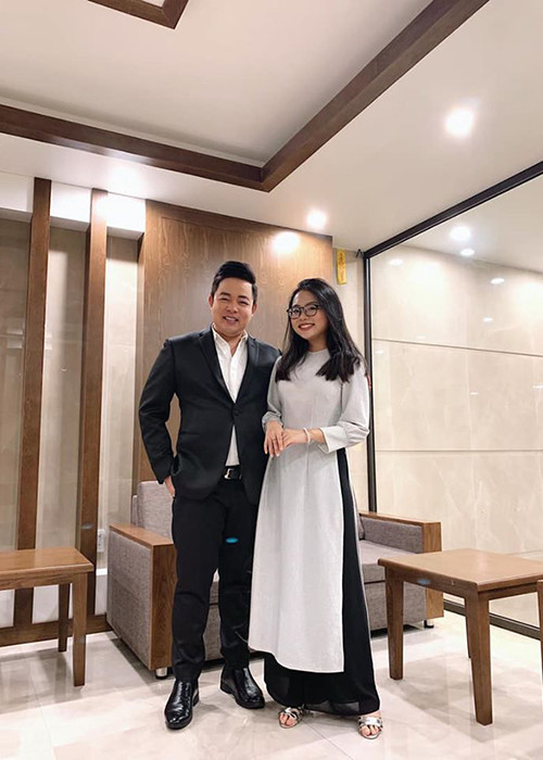 Theo lời kể của Phương Mỹ Chi, bố nuôi buồn và hứa hẹn nhiều để thuyết phục em ở lại.