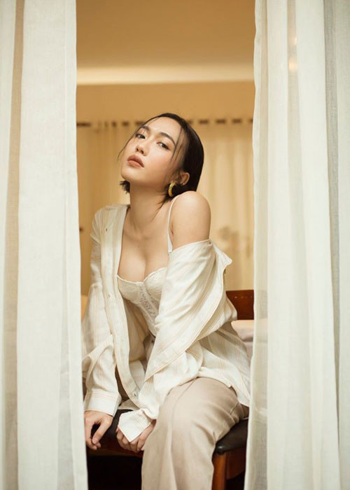 So với Ngọc Trinh, Diệu Nhi gợi cảm không kém cạnh.