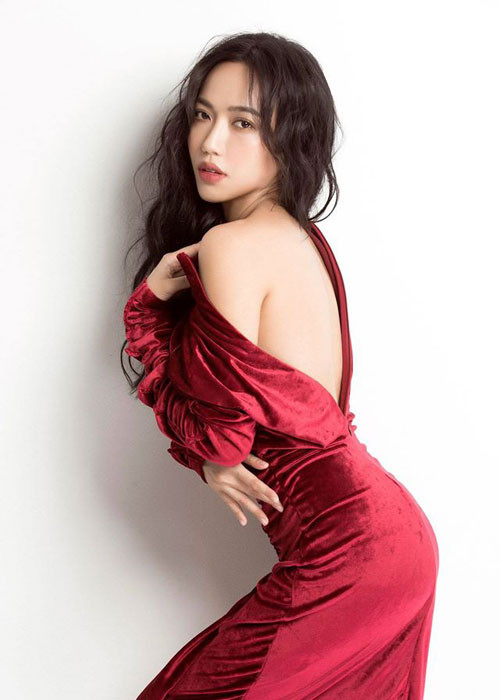 Mới đây, khi đăng hình ảnh gợi cảm, Diệu Nhi trêu chọc Ngọc Trinh: "Sao, thấy dáng tôi ngon hơn bắt đầu run sợ rồi chứ gì?".