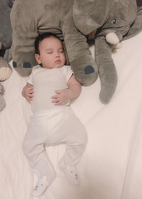 Phạm Hương tạo cho con trai một trang cá nhân để đăng tải hình ảnh của bé.