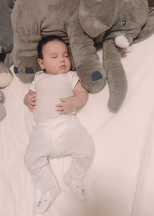 Phạm Hương tạo cho con trai một trang cá nhân để đăng tải hình ảnh của bé.