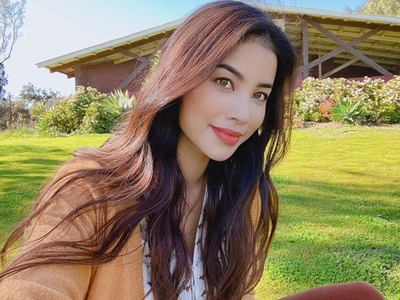 Trước nghi vấn lộ ảnh cận mặt chồng sắp cưới, Phạm Hương tỏ ra không mấy bận tâm. Cách đây ít giờ, trên trang cá nhân, cô đăng tải hình ảnh xinh đẹp của mình.