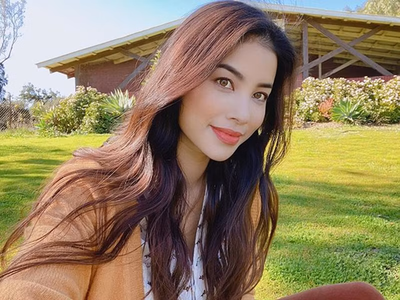 Trước nghi vấn lộ ảnh cận mặt chồng sắp cưới, Phạm Hương tỏ ra không mấy bận tâm. Cách đây ít giờ, trên trang cá nhân, cô đăng tải hình ảnh xinh đẹp của mình.