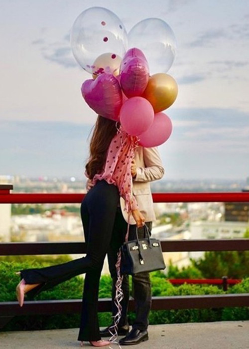 Trên mạng xã hội, có tin đồn bạn trai của Phạm Hương là Bobby Phước Trần, CEO của một công ty sáng lập, điều hành trên nhiều lĩnh vực xuất - nhập khẩu hàng hóa, xe hơi từ Mỹ sang châu Á, khu nghỉ dưỡng, đầu tư hỗ trợ các doanh nghiệp mới thành lập. Về đời tư, anh từng ly hôn và có hai con riêng.