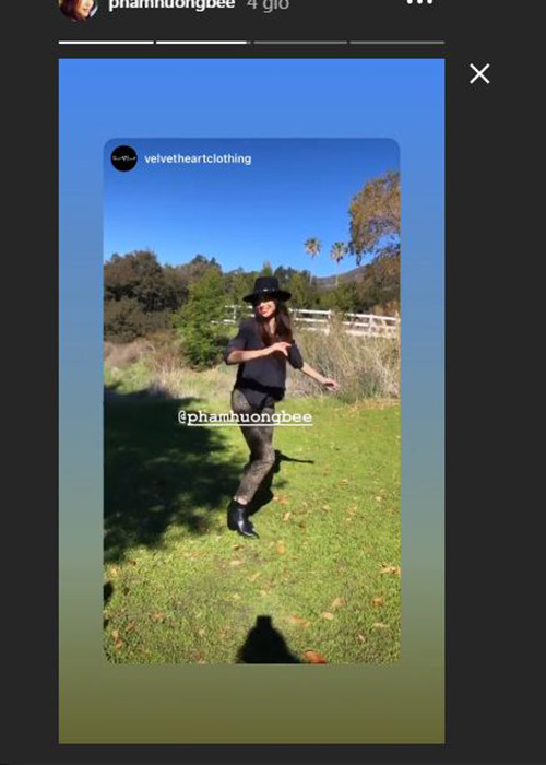 Phạm Hương còn chia sẻ khoảnh khắc vui vẻ ở hậu trường một buổi chụp ảnh.