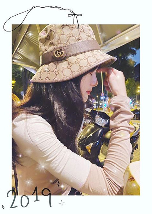 Người đẹp đến từ Hải Phòng chăm chỉ đăng ảnh đời thường cùng những tâm sự về cuộc sống.