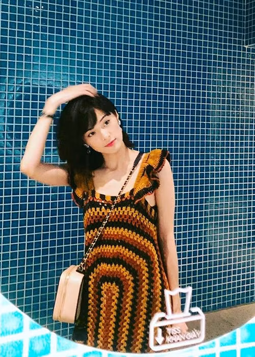 So với thời gian mới chia tay Cường Đô la, Hạ Vi hiện tại trông rạng rỡ hơn.