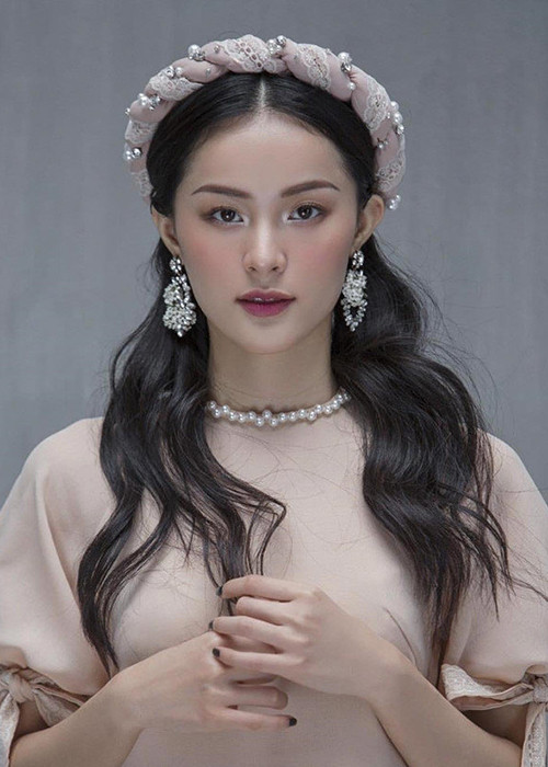 Bị chê không còn là mỹ nhân vạn người mê, Hạ Vi từng có thời gian không sử dụng mạng xã hội, hạn chế xuất hiện trước công chúng.