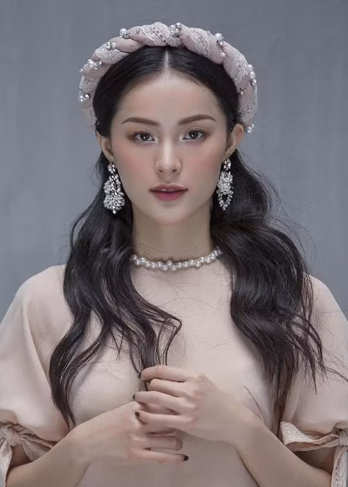 Bị chê không còn là mỹ nhân vạn người mê, Hạ Vi từng có thời gian không sử dụng mạng xã hội, hạn chế xuất hiện trước công chúng.