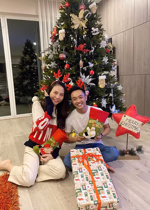 Cường Đô la kết hôn cùng Đàm Thu Trang vào năm 2019. Hiện tại, vị doanh nhân phố núi đều đặn cập nhật hình ảnh bên vợ.