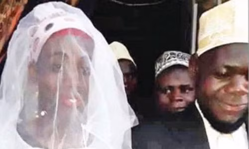 Vo moi cuoi khong chiu thay do luc len giuong, chong soc khi biet ly do