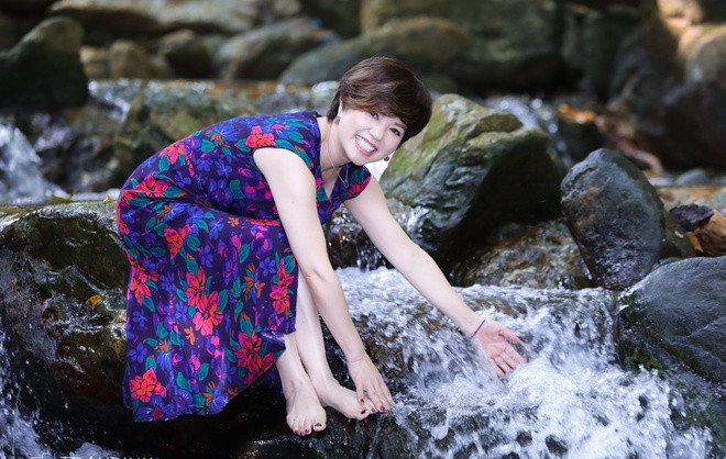 Sau hôn nhân đổ vỡ, NSƯT Ngọc Huyền sống kín tiếng, tận hưởng niềm vui bên các con. Ở tuổi U60, chị được khen vẫn trẻ trung, không thay đổi nhiều so với trước. Chia sẻ với Zing.vn, Ngọc Huyền nói mọi sóng gió đã qua, giờ chị đang sống bình yên nên không muốn chia sẻ điều gì.