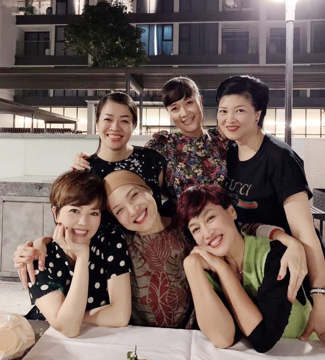 Trên trang cá nhân, Ngọc Huyền thường xuyên chia sẻ khoảnh khắc gặp gỡ bạn bè, đồng nghiệp thân thiết, trong đó có nghệ sĩ Lê Khanh, Vân Dung.