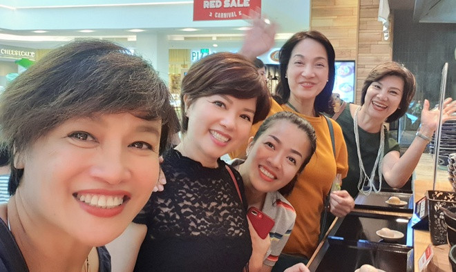 Ngọc Huyền vừa đón sinh nhật tuổi mới hồi tháng 12/2019. Chị nhận được nhiều lời chúc mừng từ người thân, khán giả. Một người bạn thân của chị nhắn nhủ: "Chúc mừng sinh nhật bạn trẻ ở giữa! Luôn bên nhau và xinh đẹp, an nhiên chị nhỉ".