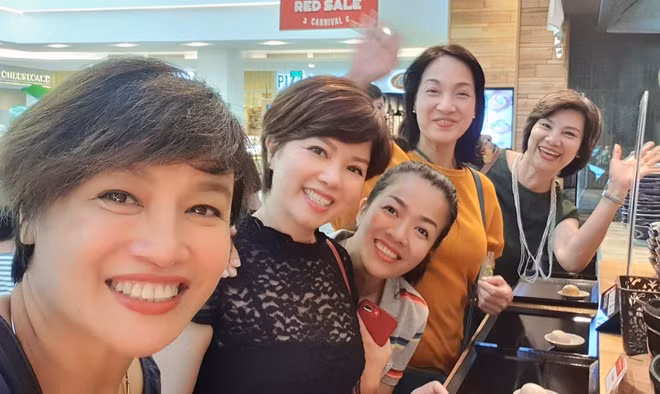 Ngọc Huyền vừa đón sinh nhật tuổi mới hồi tháng 12/2019. Chị nhận được nhiều lời chúc mừng từ người thân, khán giả. Một người bạn thân của chị nhắn nhủ: "Chúc mừng sinh nhật bạn trẻ ở giữa! Luôn bên nhau và xinh đẹp, an nhiên chị nhỉ".