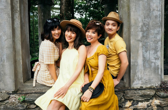 Ngọc Huyền hạnh phúc bên con gái, con trai và con dâu. Thời trẻ, chị được biết đến là tiểu thư của một gia đình khá giả ở phố Huế, từng làm việc tại Nhà hát Tuổi trẻ. Ngọc Huyền chủ yếu hoạt động ở lĩnh vực sâu khấu, không tham gia nhiều phim truyền hình.