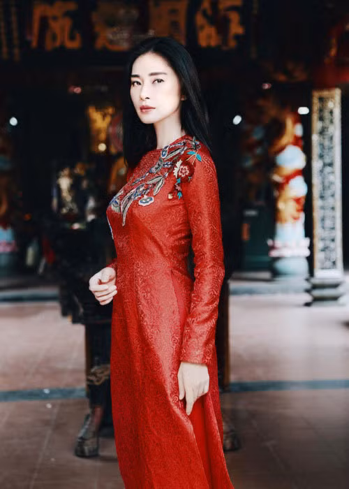 Ngô Thanh Vân e ấp trong tà áo dài đỏ thắm đón Tết Nguyên Đán.