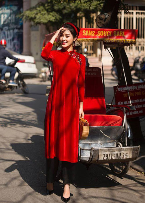 Á hậu Huyền My diện áo dài đỏ với hy vọng có nhiều may mắn trong cả năm.