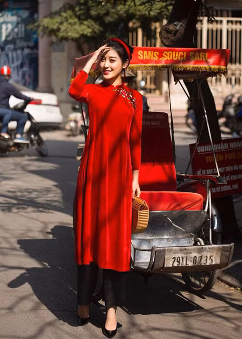 Á hậu Huyền My diện áo dài đỏ với hy vọng có nhiều may mắn trong cả năm.