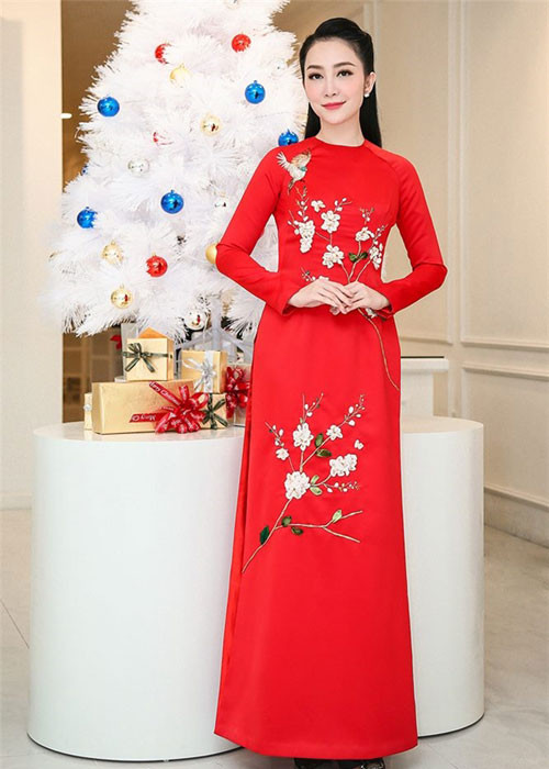 Linh Nga khoe vẻ đẹp đằm thắm khi diện áo dài.