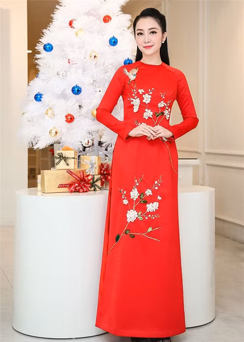 Linh Nga khoe vẻ đẹp đằm thắm khi diện áo dài.