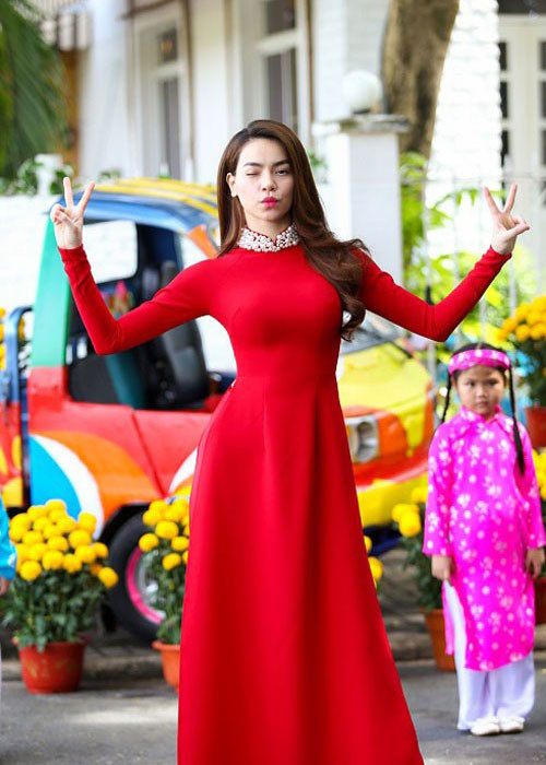 Hồ Ngọc Hà khoe vóc dáng thon gọn trong trang phục truyền thống.