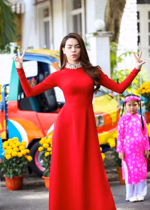 Hồ Ngọc Hà khoe vóc dáng thon gọn trong trang phục truyền thống.