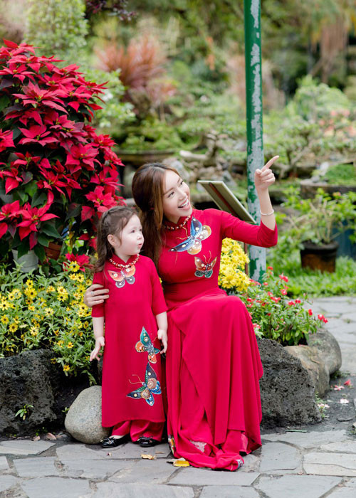 Áo dài đỏ tượng trưng nét đẹp truyền thống cùng sự may mắn.