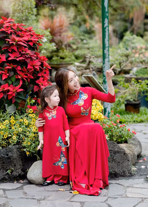 Áo dài đỏ tượng trưng nét đẹp truyền thống cùng sự may mắn.