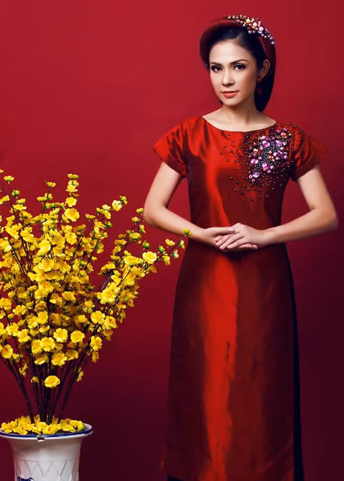 Việt Trinh "Người đẹp Tây Đô" khiến nhiều người ghen tỵ với vẻ đẹp không tuổi khi diện trang phục áo dài đỏ đón Tết. Mời quý độc giả xem video "Bí quyết làm đẹp của sao Việt". Nguồn VTC