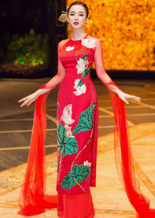 Angela Phương Trinh đẹp hút mắt trong tà áo dài tha thướt.
