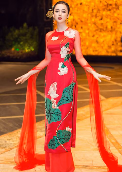 Angela Phương Trinh đẹp hút mắt trong tà áo dài tha thướt.