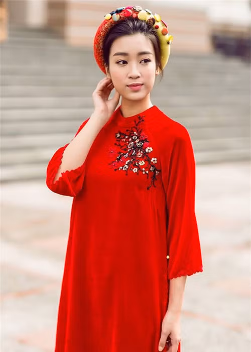 Đỗ Mỹ Linh trẻ trung, nổi bật trong mẫu áo dài lụa, gam đỏ.