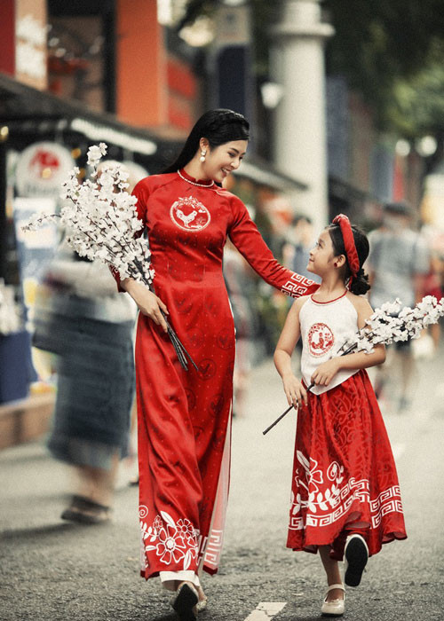 Diện áo dài đỏ tự thiết kế dịp Tết đến xuân về, Hoa hậu Ngọc Hân khoe nét đẹp dịu dàng.
