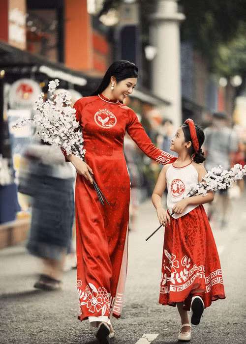 Diện áo dài đỏ tự thiết kế dịp Tết đến xuân về, Hoa hậu Ngọc Hân khoe nét đẹp dịu dàng.