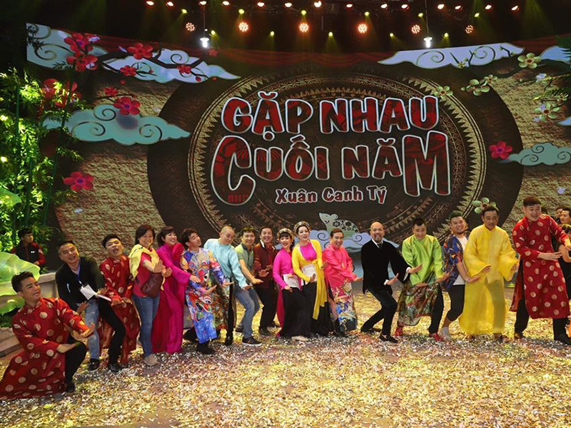 Các nghệ sĩ nhảy múa ở hậu trường.