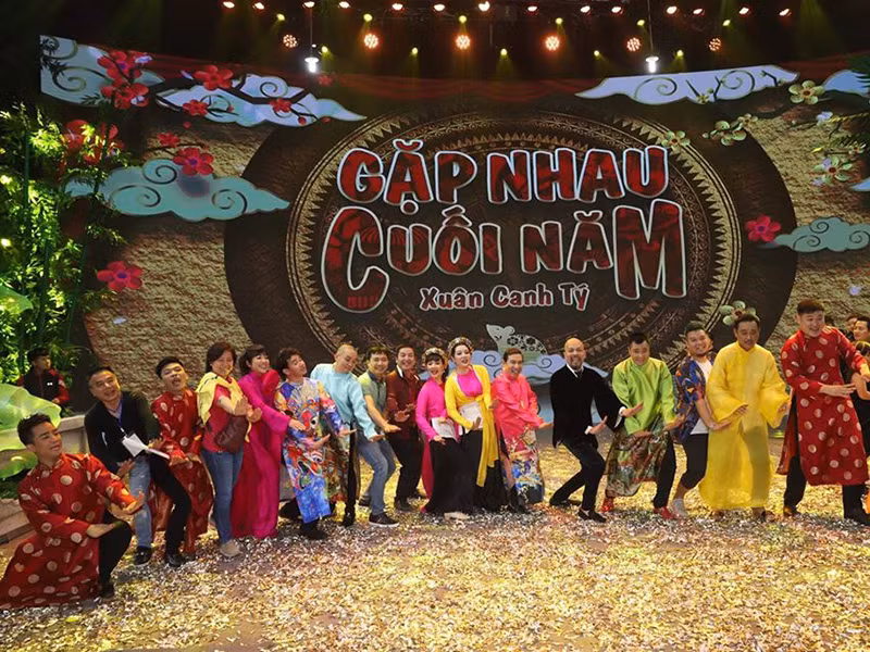 Các nghệ sĩ nhảy múa ở hậu trường.