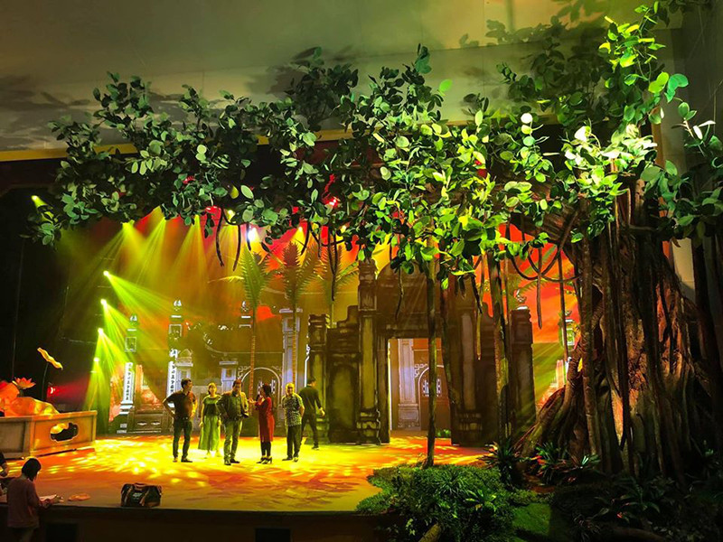 Trên trang cá nhân, nghệ sĩ Chí Trung đăng tải hình ảnh bối cảnh sân khấu Gặp nhau cuối năm 2020.