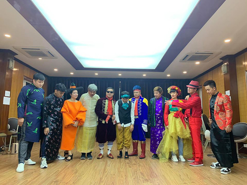 Chí Trung còn chia sẻ hình ảnh hậu trường Gặp nhau cuối năm 2020 trong 2 buổi quay.